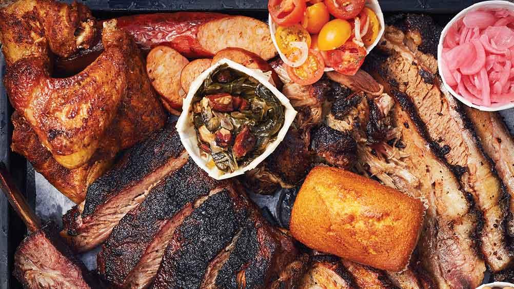 Große Grillplatte mit Brisket, Geflügel, Sucuk und Beilagen