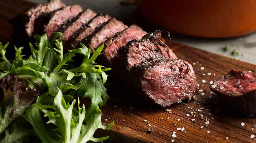 Gegrilltes Steak, aufgeschnitten und saftig rosa