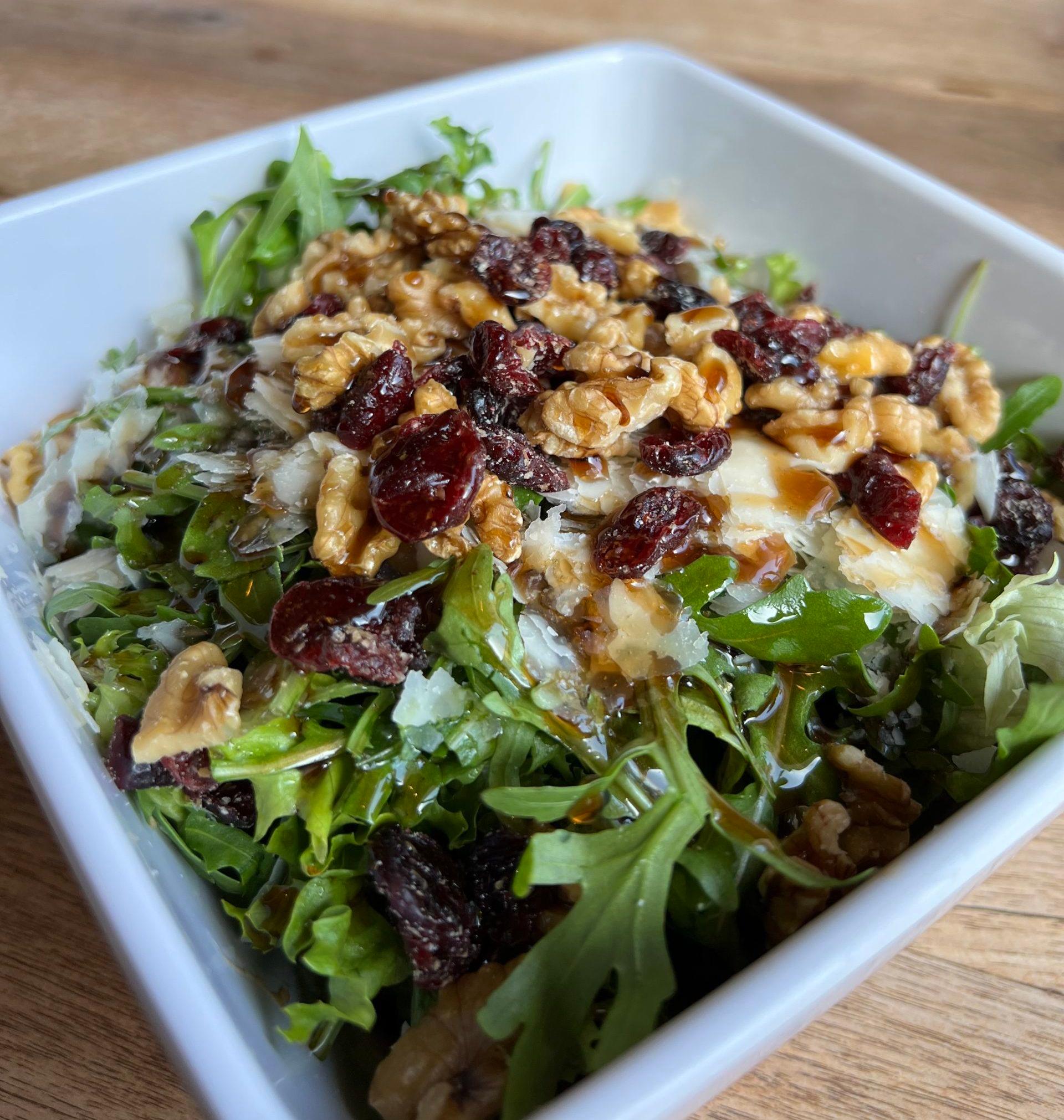 Etem Salat mit Walnüssen, Parmesan, Cranberries und Granatapfel Dressing