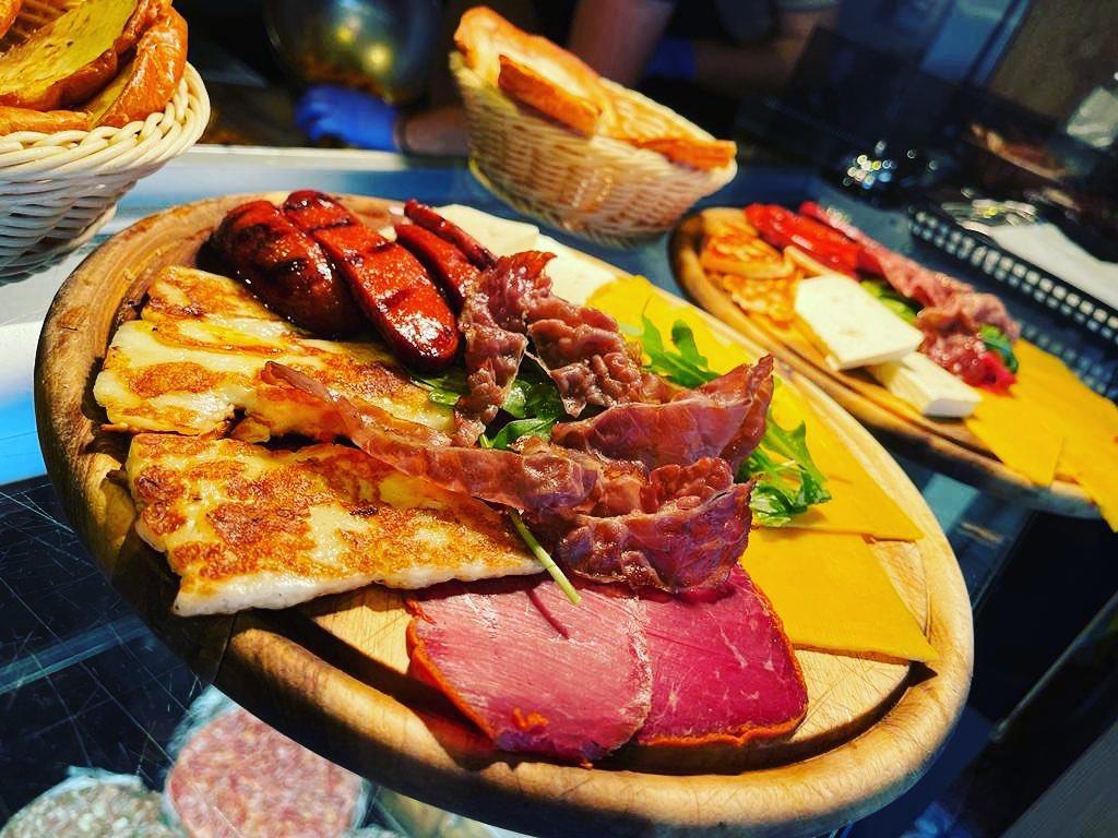 Vorspeisenplatte mit Sucuk, Pastirma, Beef, Bacon und Käse